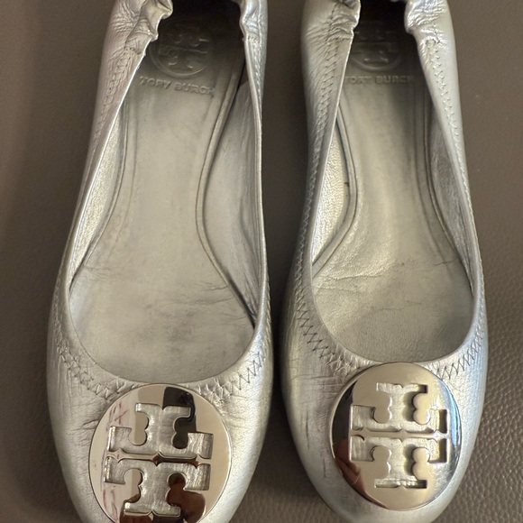 Tory Burch Beige Flats with Gold Emblem - Picture 1 of 8